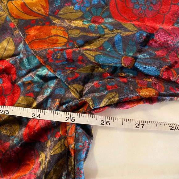 NATURAL LIFE Vibrant Floral velvet top - Picture 6 of 7
